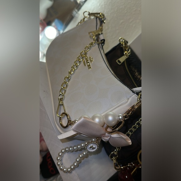 White shoulder bag comes with extra strap - Picture 3 of 3